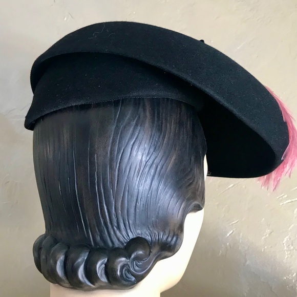 DRAMATIC 1940s BLACK FELT HAT WITH TWO PINK FEATHER SPRAYS AND SMALL BOWS main image 5